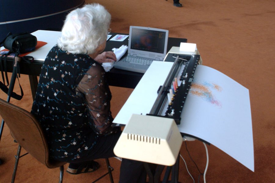 Alice Wagstaff pilotant le plotter de Roman Verostko à Ars Electronica en 2004  Alice Wagstaff pilotant le plotter de Roman Verostko à Ars Electronica en 2004
