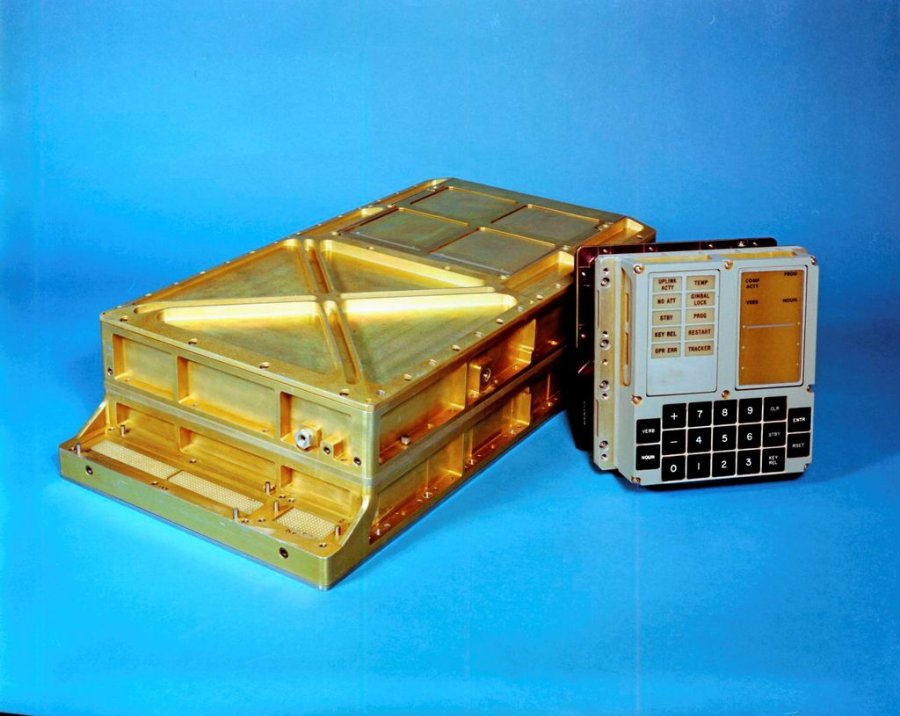Le Apollo Guidance Computer, l'ordinateur le plus petit et Ã©conome en Ã©nergie de son Ã©poque, et son panneau de contrÃ´le.